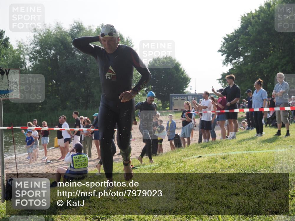 15.06.2025 - 27. Vierlanden-Triathlon KatJ http://msf.ph/oto/7979023 15.06.2025 08:42:13 Schwimmen 71, 121, 128, 135, 191 meine-sportfotos.de