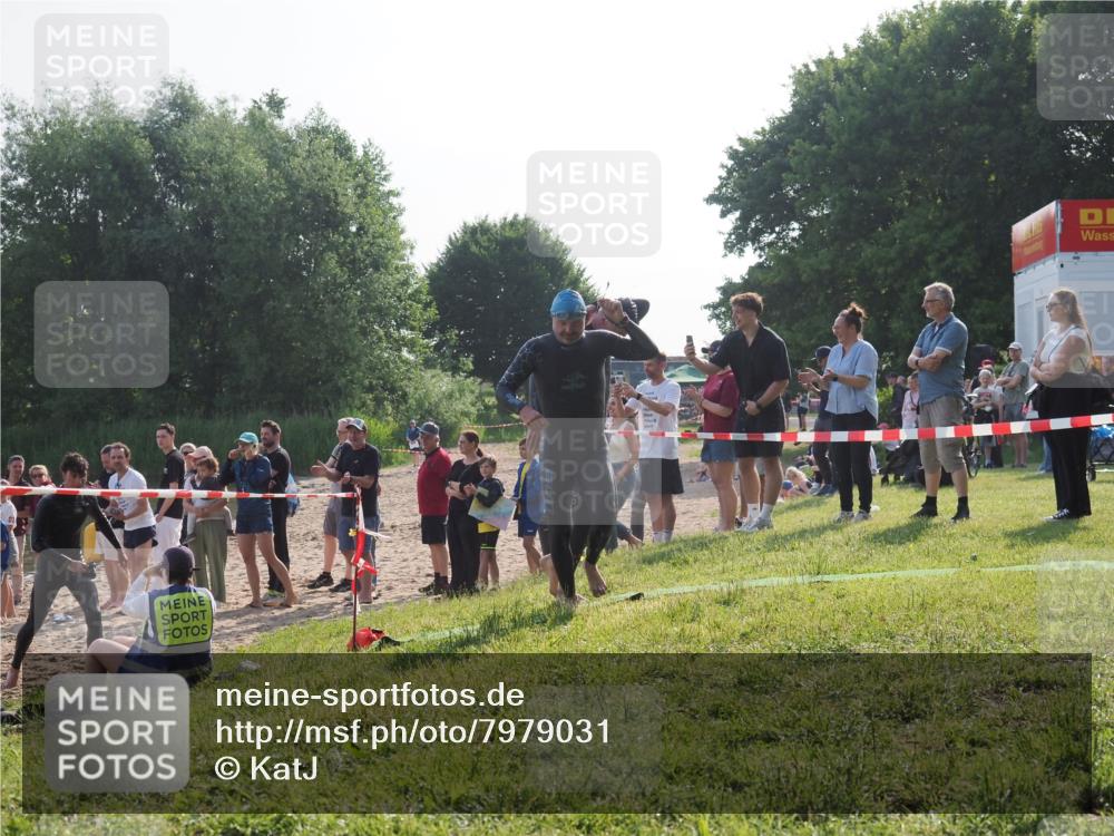 15.06.2025 - 27. Vierlanden-Triathlon KatJ http://msf.ph/oto/7979031 15.06.2025 08:42:14 Schwimmen 71, 121, 128, 135, 191 meine-sportfotos.de