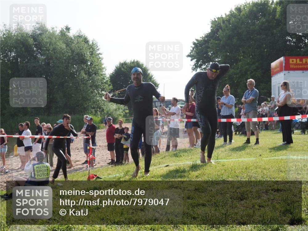 15.06.2025 - 27. Vierlanden-Triathlon KatJ http://msf.ph/oto/7979047 15.06.2025 08:42:16 Schwimmen 71, 121, 128, 135, 191 meine-sportfotos.de