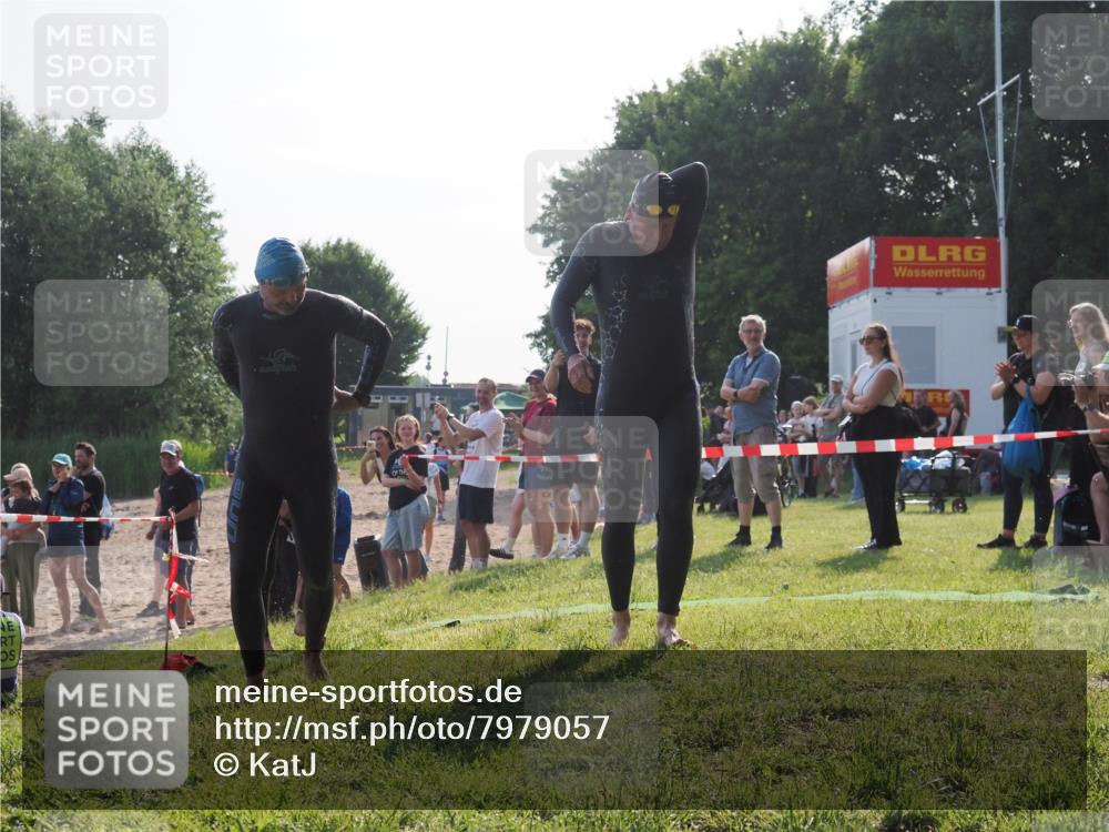 15.06.2025 - 27. Vierlanden-Triathlon KatJ http://msf.ph/oto/7979057 15.06.2025 08:42:17 Schwimmen 71, 121, 128, 135, 191 meine-sportfotos.de
