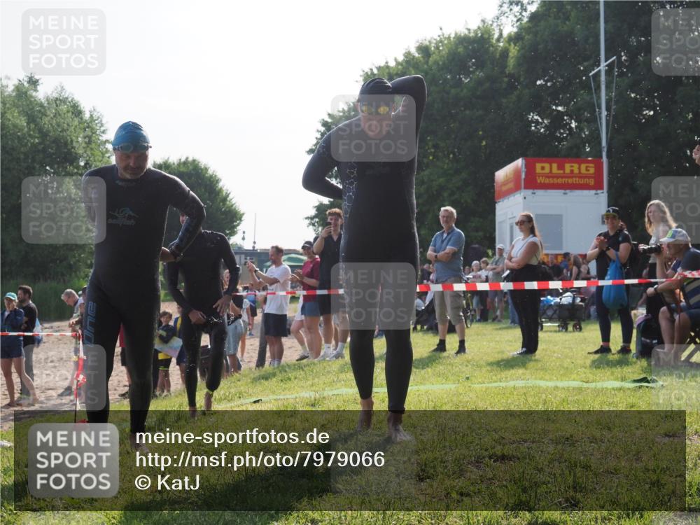 15.06.2025 - 27. Vierlanden-Triathlon KatJ http://msf.ph/oto/7979066 15.06.2025 08:42:18 Schwimmen 71, 121, 128, 135, 191 meine-sportfotos.de