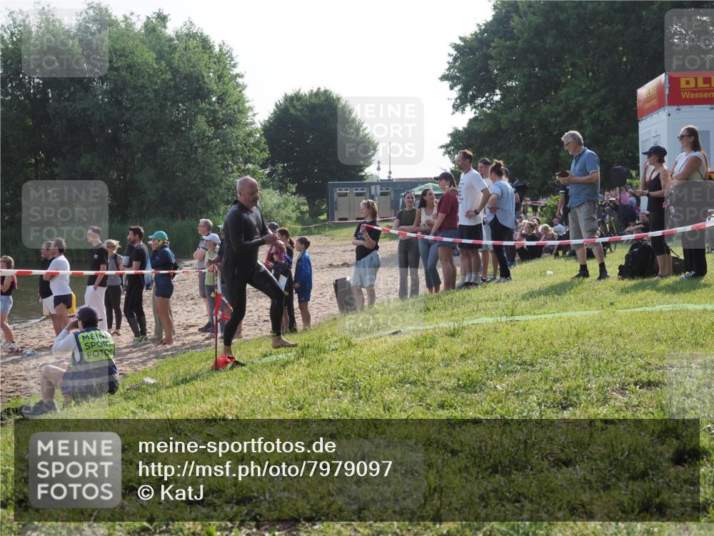 15.06.2025 - 27. Vierlanden-Triathlon KatJ http://msf.ph/oto/7979097 15.06.2025 08:42:52 Schwimmen 137, 154 meine-sportfotos.de