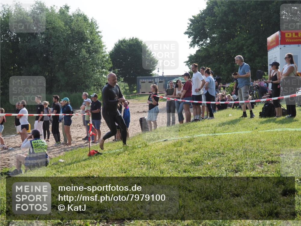 15.06.2025 - 27. Vierlanden-Triathlon KatJ http://msf.ph/oto/7979100 15.06.2025 08:42:52 Schwimmen 137, 154 meine-sportfotos.de