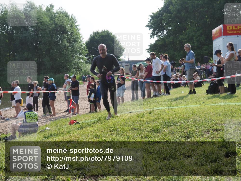 15.06.2025 - 27. Vierlanden-Triathlon KatJ http://msf.ph/oto/7979109 15.06.2025 08:42:53 Schwimmen 137, 154 meine-sportfotos.de
