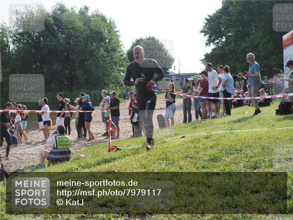 15.06.2025 - 27. Vierlanden-Triathlon KatJ http://msf.ph/oto/7979117 15.06.2025 08:42:53 Schwimmen 137, 154 meine-sportfotos.de