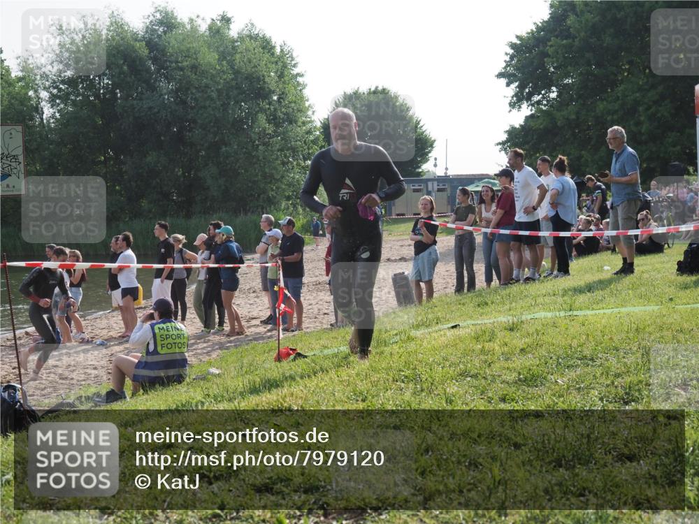 15.06.2025 - 27. Vierlanden-Triathlon KatJ http://msf.ph/oto/7979120 15.06.2025 08:42:53 Schwimmen 137, 154 meine-sportfotos.de