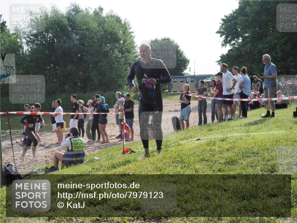 15.06.2025 - 27. Vierlanden-Triathlon KatJ http://msf.ph/oto/7979123 15.06.2025 08:42:54 Schwimmen 137, 154 meine-sportfotos.de