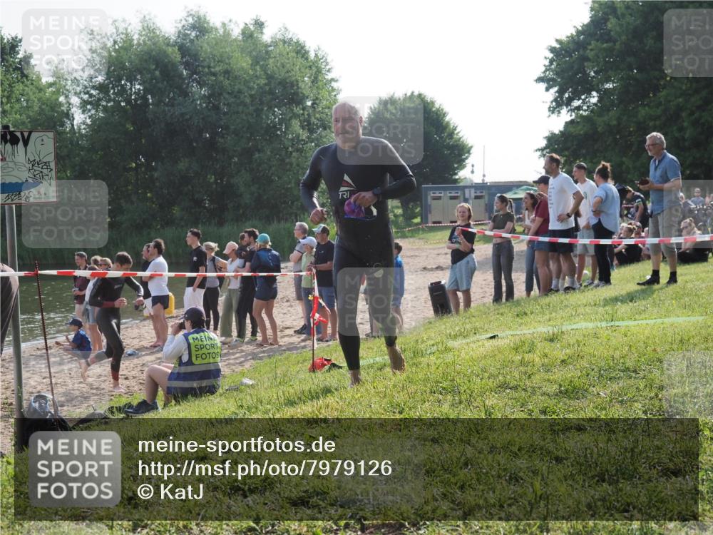 15.06.2025 - 27. Vierlanden-Triathlon KatJ http://msf.ph/oto/7979126 15.06.2025 08:42:54 Schwimmen 137, 154 meine-sportfotos.de