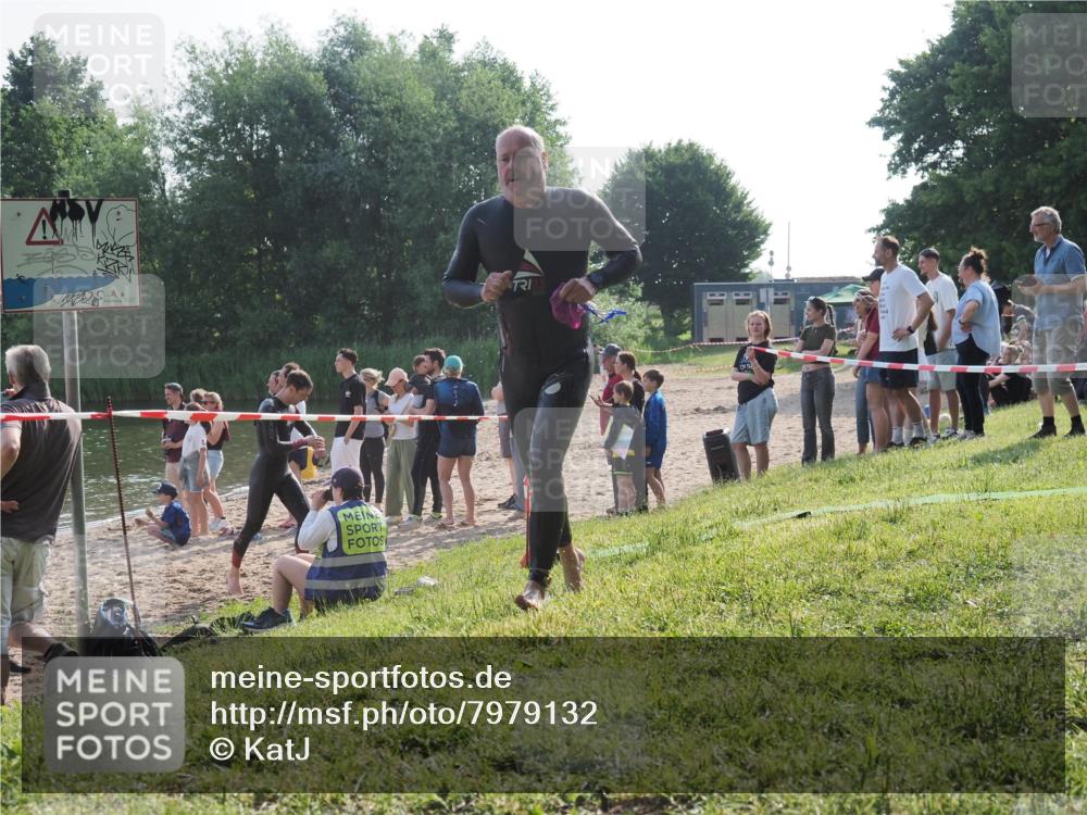 15.06.2025 - 27. Vierlanden-Triathlon KatJ http://msf.ph/oto/7979132 15.06.2025 08:42:54 Schwimmen 137, 154 meine-sportfotos.de