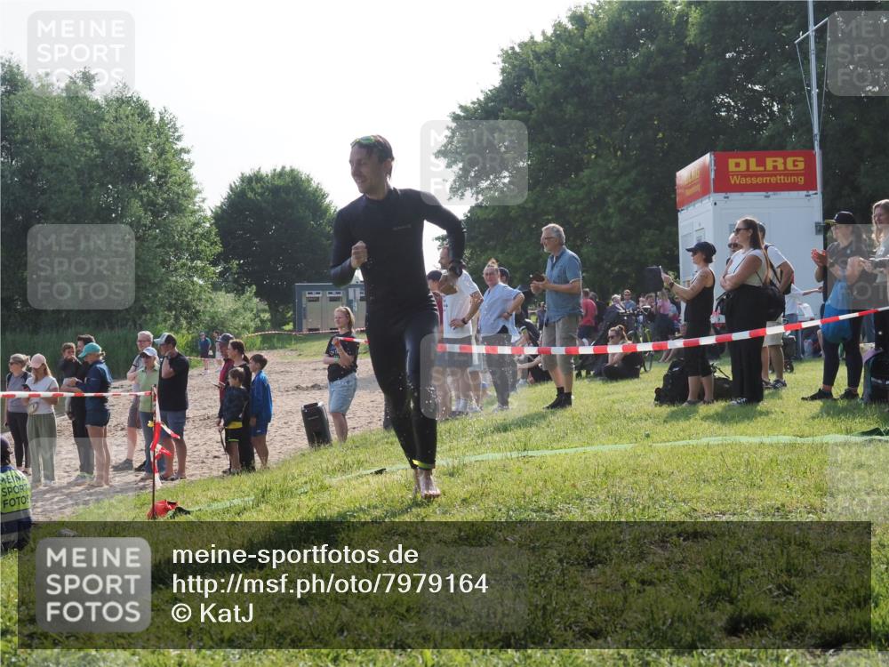 15.06.2025 - 27. Vierlanden-Triathlon KatJ http://msf.ph/oto/7979164 15.06.2025 08:43:03 Schwimmen 18, 72, 137 meine-sportfotos.de