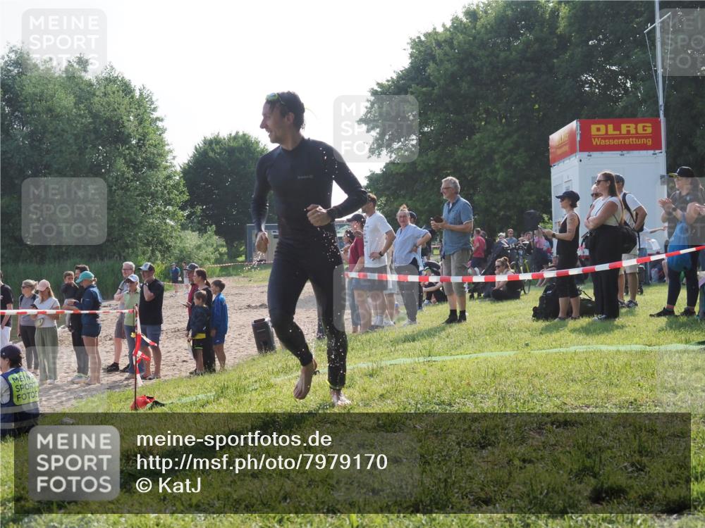 15.06.2025 - 27. Vierlanden-Triathlon KatJ http://msf.ph/oto/7979170 15.06.2025 08:43:03 Schwimmen 18, 72, 137 meine-sportfotos.de