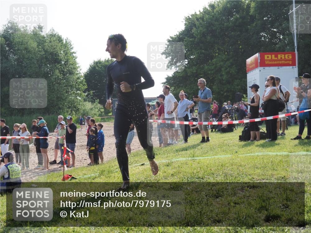 15.06.2025 - 27. Vierlanden-Triathlon KatJ http://msf.ph/oto/7979175 15.06.2025 08:43:03 Schwimmen 18, 72, 137 meine-sportfotos.de