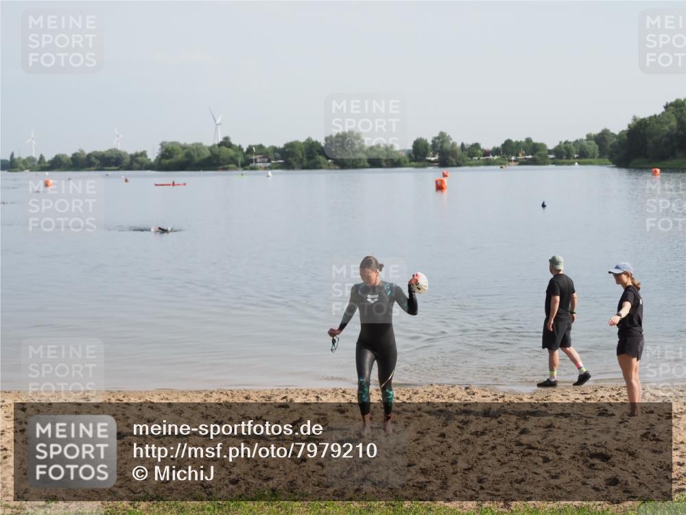 21.06.2025 - 27. Vierlanden-Triathlon MichiJ http://msf.ph/oto/7979210 15.06.2026 08:55:36 Schwimmen 225 meine-sportfotos.de