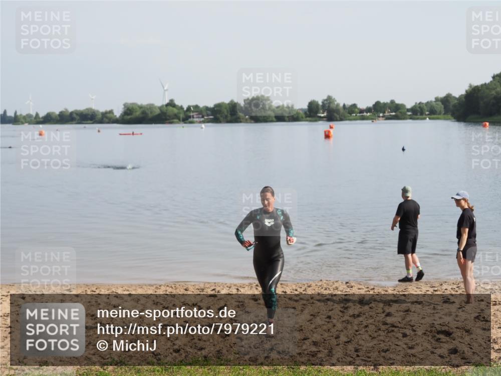 21.06.2025 - 27. Vierlanden-Triathlon MichiJ http://msf.ph/oto/7979221 15.06.2026 08:55:37 Schwimmen 225 meine-sportfotos.de