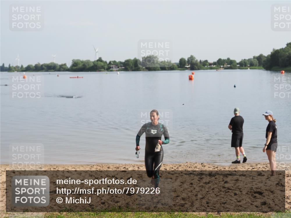 21.06.2025 - 27. Vierlanden-Triathlon MichiJ http://msf.ph/oto/7979226 15.06.2026 08:55:37 Schwimmen 225 meine-sportfotos.de