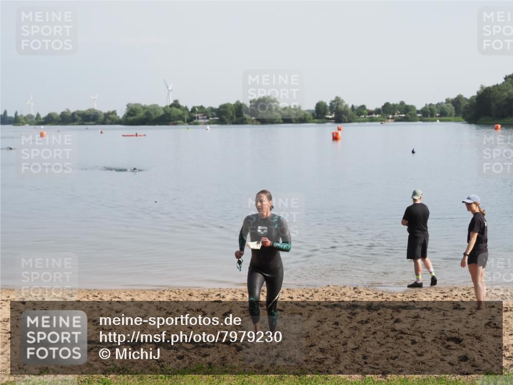 21.06.2025 - 27. Vierlanden-Triathlon MichiJ http://msf.ph/oto/7979230 15.06.2026 08:55:37 Schwimmen 225 meine-sportfotos.de