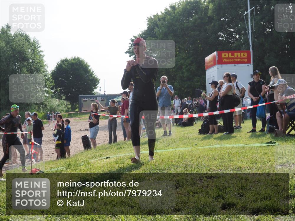 15.06.2025 - 27. Vierlanden-Triathlon KatJ http://msf.ph/oto/7979234 15.06.2025 08:43:10 Schwimmen 18, 72, 100, 139 meine-sportfotos.de