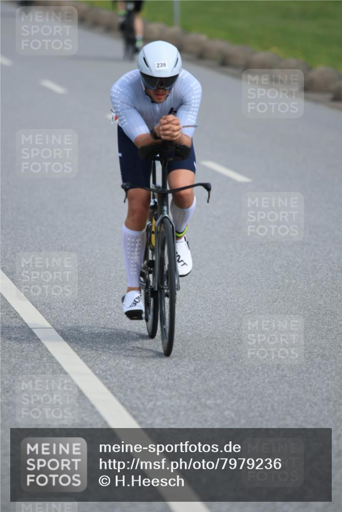 15.06.2025 - 27. Vierlanden-Triathlon H.Heesch http://msf.ph/oto/7979236 15.06.2025 10:30:21 Radfahren 38, 185, 239, 248, 515, 563, 602 meine-sportfotos.de