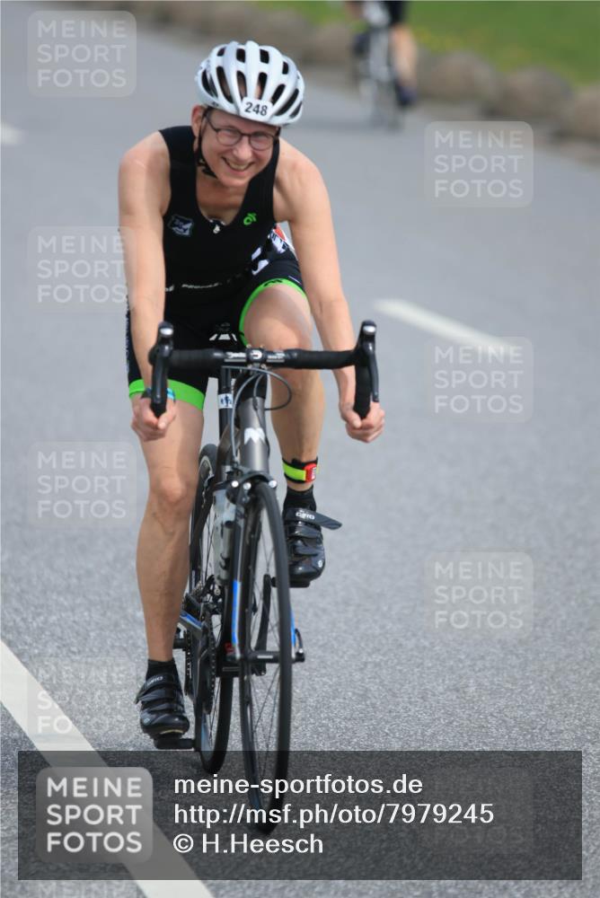 15.06.2025 - 27. Vierlanden-Triathlon H.Heesch http://msf.ph/oto/7979245 15.06.2025 10:30:25 Radfahren 239, 248, 515, 563 meine-sportfotos.de