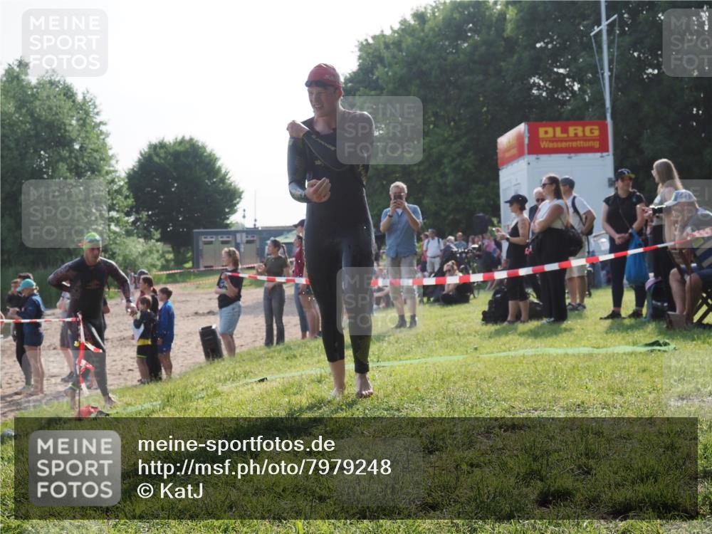 15.06.2025 - 27. Vierlanden-Triathlon KatJ http://msf.ph/oto/7979248 15.06.2025 08:43:10 Schwimmen 18, 72, 100, 139 meine-sportfotos.de
