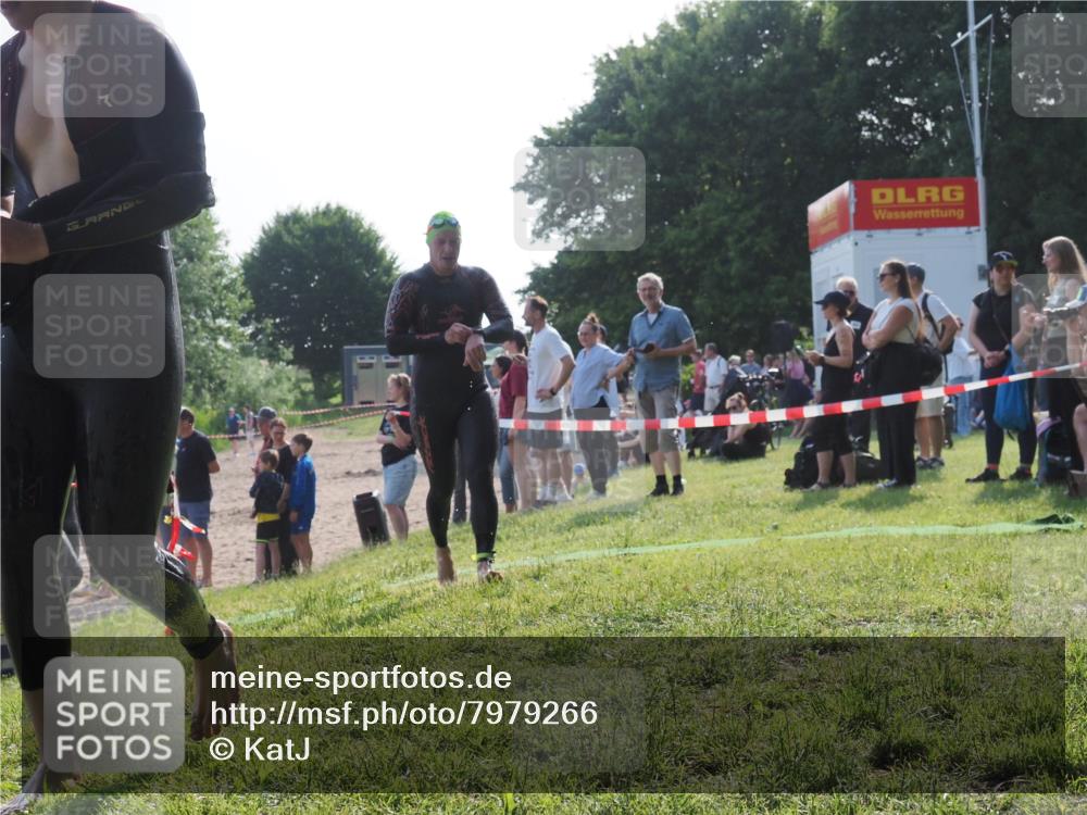 15.06.2025 - 27. Vierlanden-Triathlon KatJ http://msf.ph/oto/7979266 15.06.2025 08:43:12 Schwimmen 72, 100, 139 meine-sportfotos.de