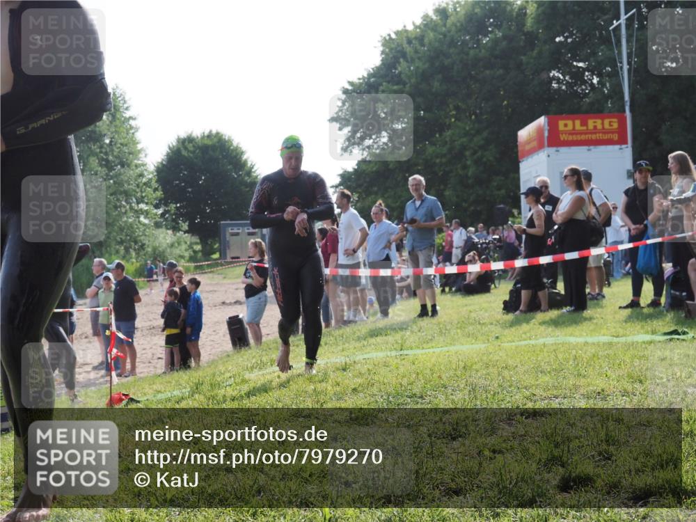 15.06.2025 - 27. Vierlanden-Triathlon KatJ http://msf.ph/oto/7979270 15.06.2025 08:43:12 Schwimmen 72, 100, 139 meine-sportfotos.de