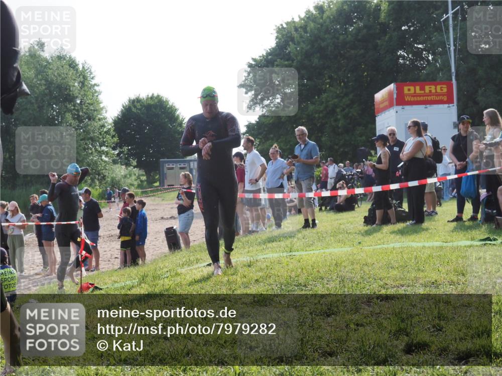 15.06.2025 - 27. Vierlanden-Triathlon KatJ http://msf.ph/oto/7979282 15.06.2025 08:43:12 Schwimmen 72, 100, 139 meine-sportfotos.de