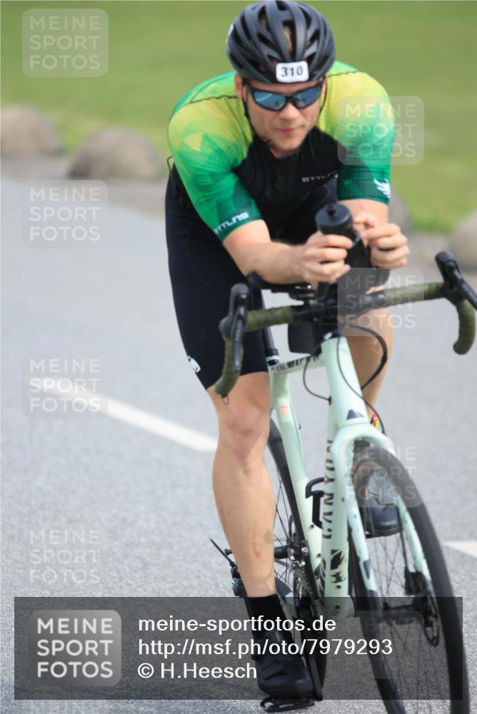 15.06.2025 - 27. Vierlanden-Triathlon H.Heesch http://msf.ph/oto/7979293 15.06.2025 10:31:13 Radfahren 178, 255, 267, 297, 310, 335, 578 meine-sportfotos.de