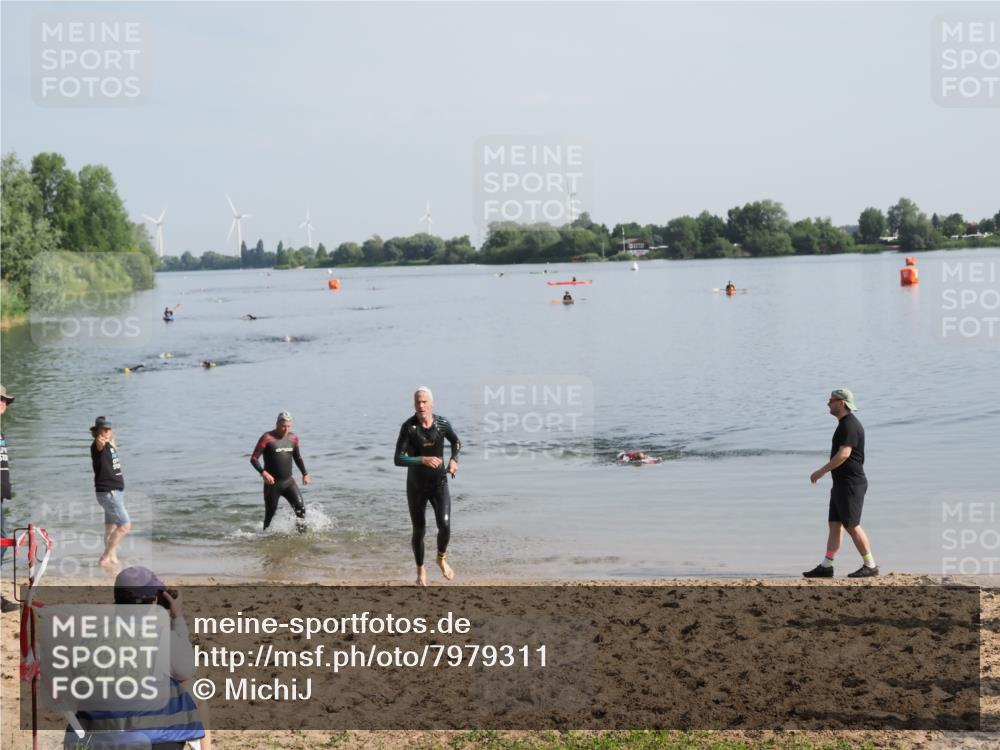 21.06.2025 - 27. Vierlanden-Triathlon MichiJ http://msf.ph/oto/7979311 15.06.2026 08:58:03 Schwimmen 157 meine-sportfotos.de
