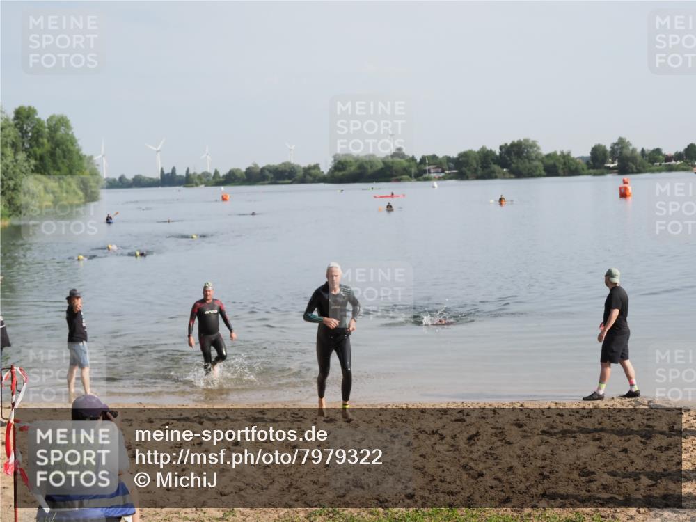 21.06.2025 - 27. Vierlanden-Triathlon MichiJ http://msf.ph/oto/7979322 15.06.2026 08:58:04 Schwimmen 151, 157 meine-sportfotos.de