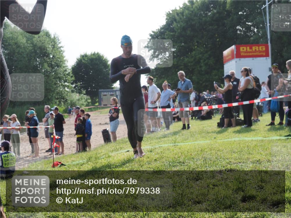 15.06.2025 - 27. Vierlanden-Triathlon KatJ http://msf.ph/oto/7979338 15.06.2025 08:43:15 Schwimmen 11, 72, 100, 139 meine-sportfotos.de