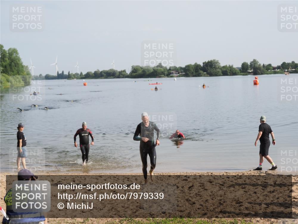 21.06.2025 - 27. Vierlanden-Triathlon MichiJ http://msf.ph/oto/7979339 15.06.2026 08:58:04 Schwimmen 151, 157 meine-sportfotos.de