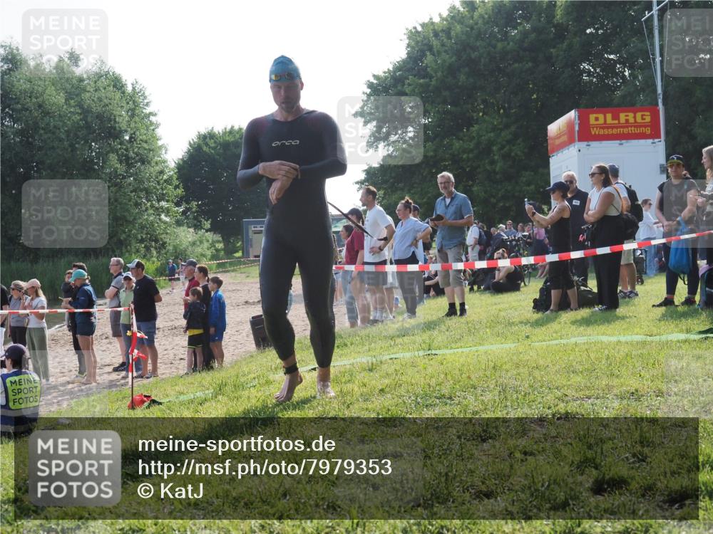 15.06.2025 - 27. Vierlanden-Triathlon KatJ http://msf.ph/oto/7979353 15.06.2025 08:43:15 Schwimmen 11, 72, 100, 139 meine-sportfotos.de