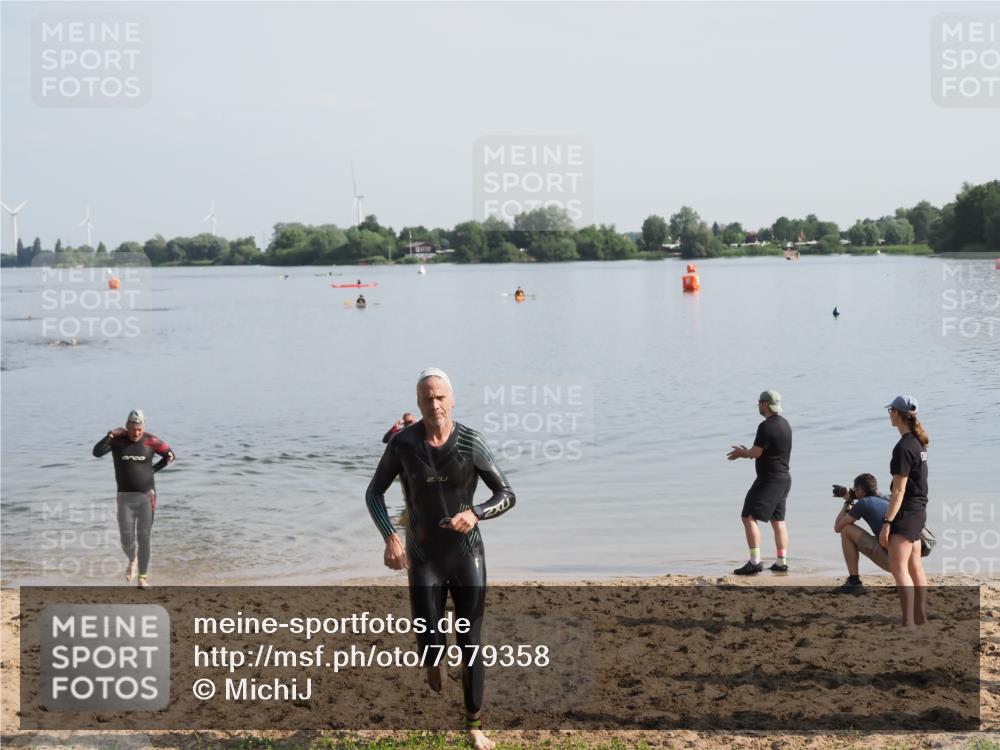 21.06.2025 - 27. Vierlanden-Triathlon MichiJ http://msf.ph/oto/7979358 15.06.2026 08:58:06 Schwimmen 151, 157 meine-sportfotos.de