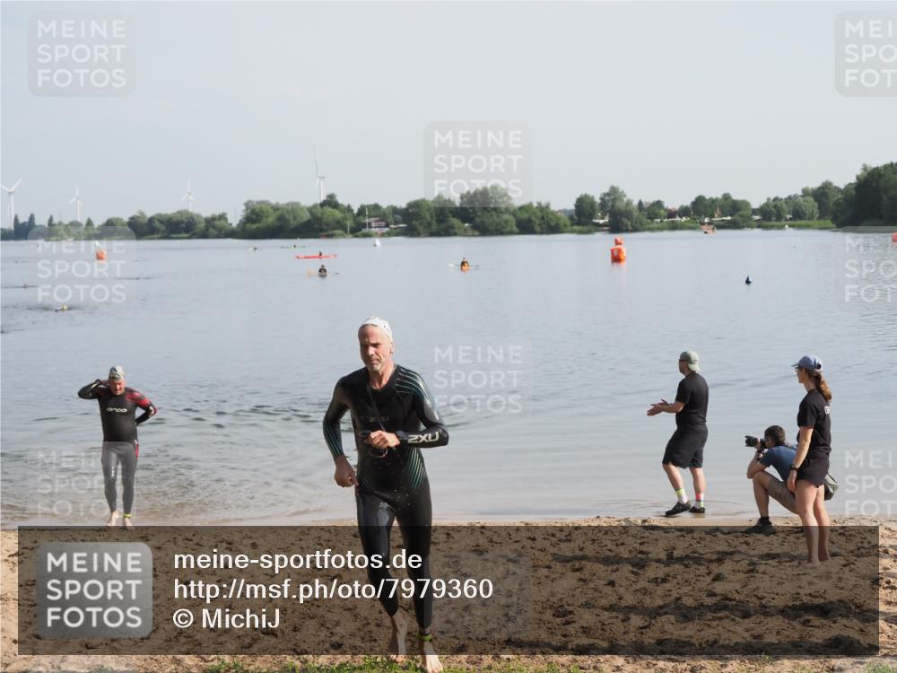 21.06.2025 - 27. Vierlanden-Triathlon MichiJ http://msf.ph/oto/7979360 15.06.2026 08:58:06 Schwimmen 151, 157 meine-sportfotos.de