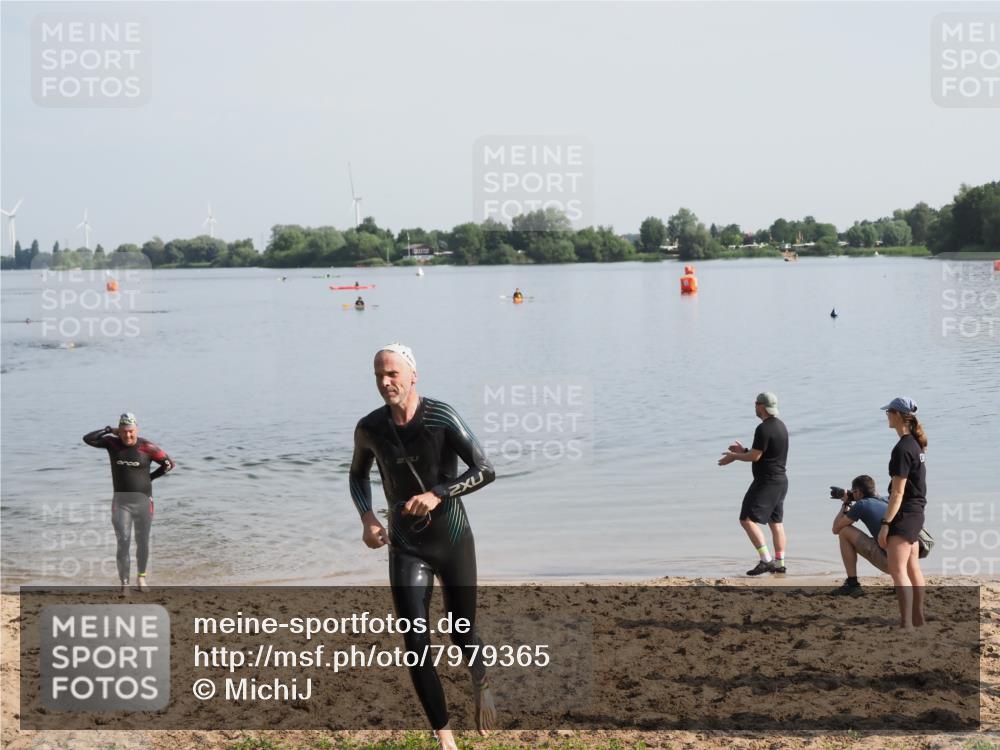 21.06.2025 - 27. Vierlanden-Triathlon MichiJ http://msf.ph/oto/7979365 15.06.2026 08:58:06 Schwimmen 151, 157 meine-sportfotos.de