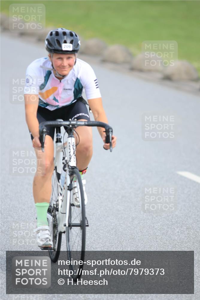 15.06.2025 - 27. Vierlanden-Triathlon H.Heesch http://msf.ph/oto/7979373 15.06.2025 10:32:38 Radfahren 12, 204, 209, 219, 261, 318, 327, 498 meine-sportfotos.de