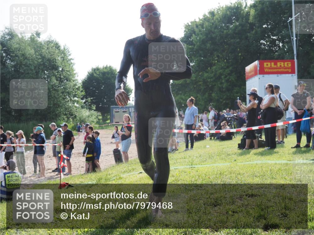 15.06.2025 - 27. Vierlanden-Triathlon KatJ http://msf.ph/oto/7979468 15.06.2025 08:43:25 Schwimmen 11, 102, 148 meine-sportfotos.de