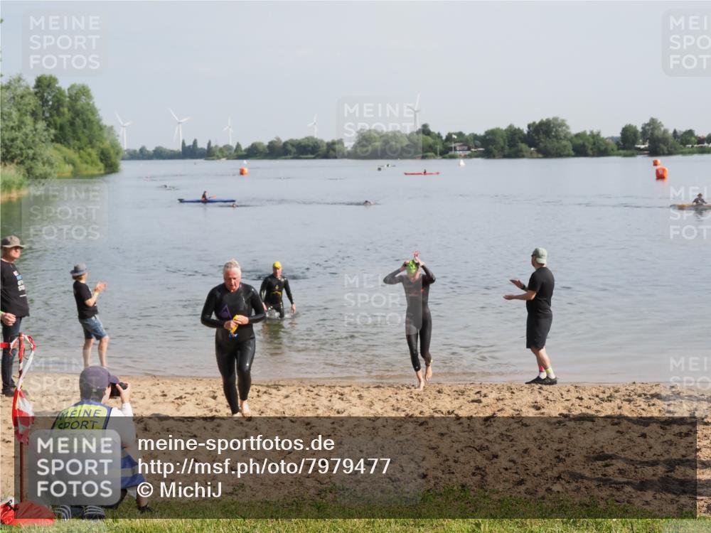 21.06.2025 - 27. Vierlanden-Triathlon MichiJ http://msf.ph/oto/7979477 15.06.2026 08:58:50 Schwimmen 208, 236 meine-sportfotos.de