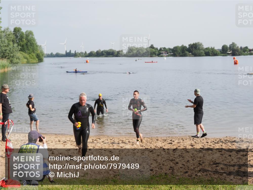 21.06.2025 - 27. Vierlanden-Triathlon MichiJ http://msf.ph/oto/7979489 15.06.2026 08:58:51 Schwimmen 208, 236 meine-sportfotos.de
