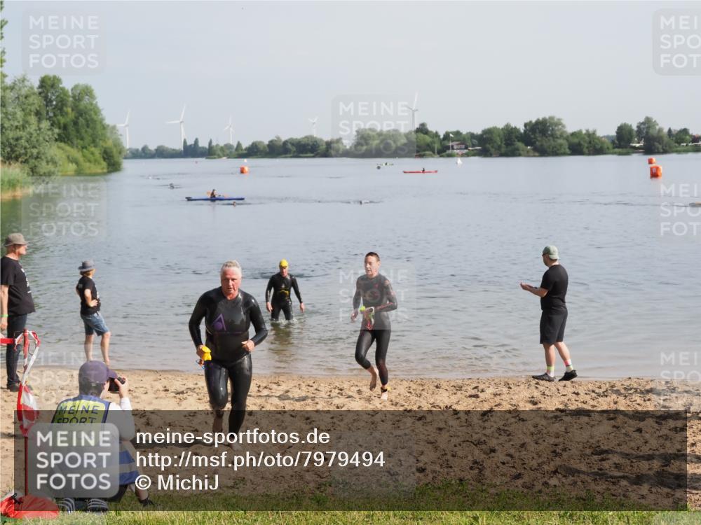 21.06.2025 - 27. Vierlanden-Triathlon MichiJ http://msf.ph/oto/7979494 15.06.2026 08:58:51 Schwimmen 208, 236 meine-sportfotos.de