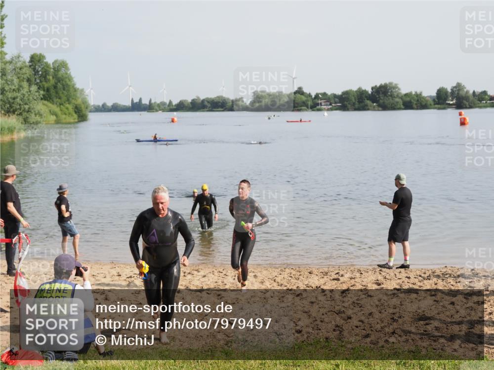 21.06.2025 - 27. Vierlanden-Triathlon MichiJ http://msf.ph/oto/7979497 15.06.2026 08:58:51 Schwimmen 208, 236 meine-sportfotos.de