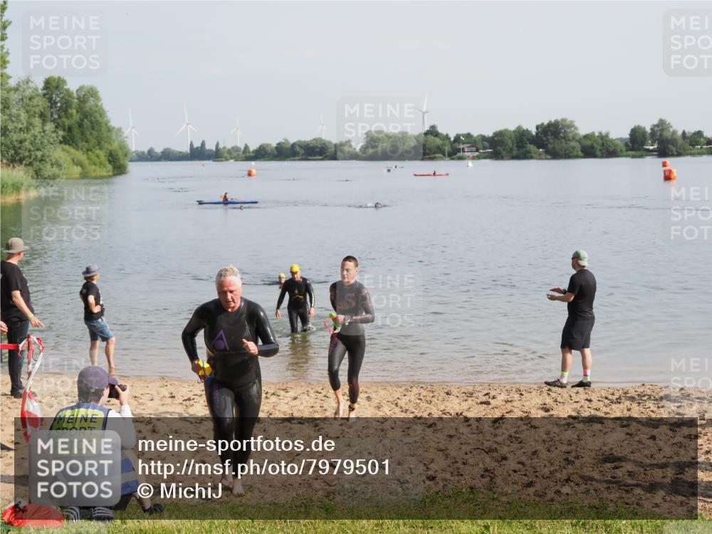 21.06.2025 - 27. Vierlanden-Triathlon MichiJ http://msf.ph/oto/7979501 15.06.2026 08:58:51 Schwimmen 208, 236 meine-sportfotos.de