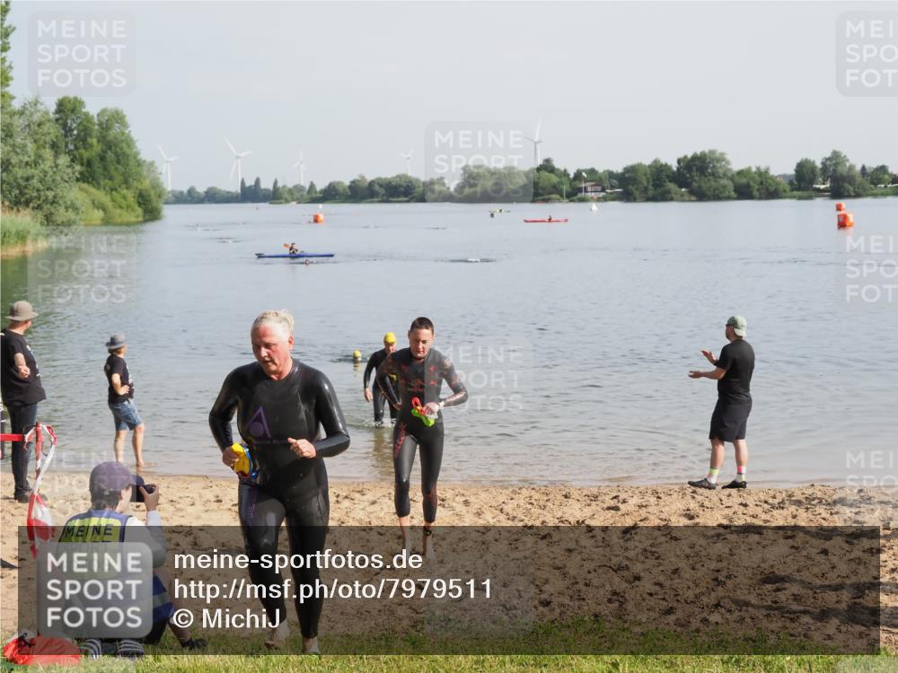21.06.2025 - 27. Vierlanden-Triathlon MichiJ http://msf.ph/oto/7979511 15.06.2026 08:58:52 Schwimmen 208, 236 meine-sportfotos.de