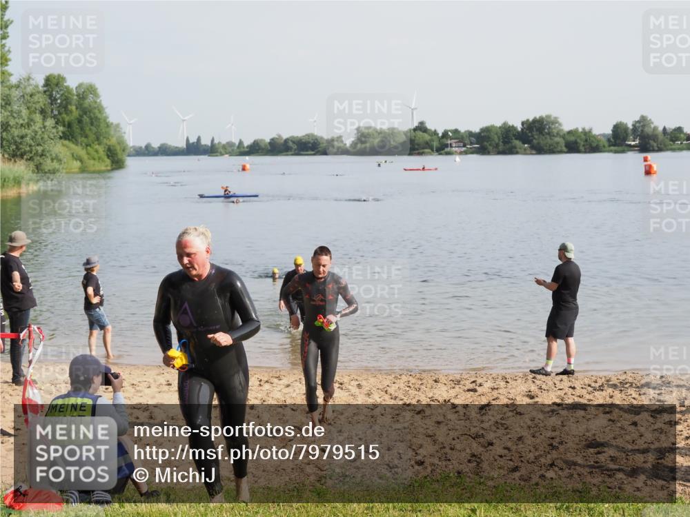 21.06.2025 - 27. Vierlanden-Triathlon MichiJ http://msf.ph/oto/7979515 15.06.2026 08:58:52 Schwimmen 208, 236 meine-sportfotos.de
