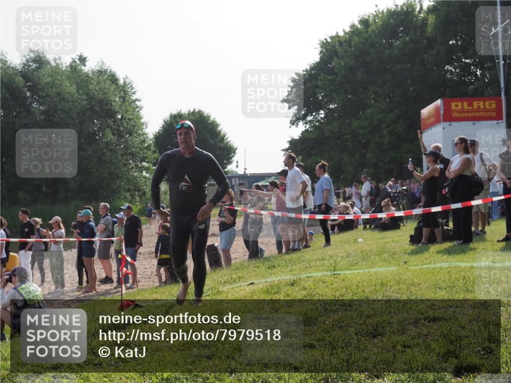 15.06.2025 - 27. Vierlanden-Triathlon KatJ http://msf.ph/oto/7979518 15.06.2025 08:43:29 Schwimmen 11, 65, 74, 102, 148 meine-sportfotos.de