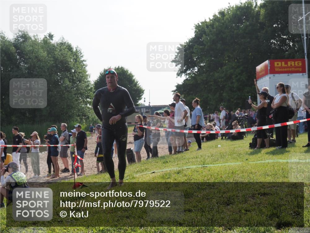 15.06.2025 - 27. Vierlanden-Triathlon KatJ http://msf.ph/oto/7979522 15.06.2025 08:43:29 Schwimmen 11, 65, 74, 102, 148 meine-sportfotos.de