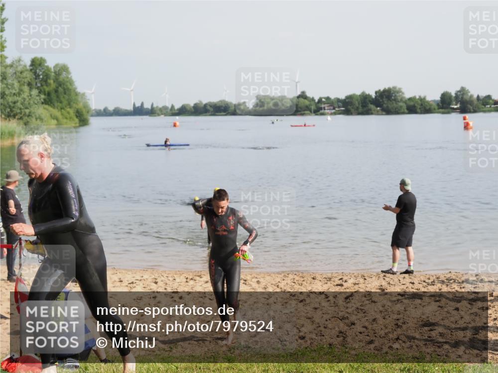 21.06.2025 - 27. Vierlanden-Triathlon MichiJ http://msf.ph/oto/7979524 15.06.2026 08:58:53 Schwimmen 208, 235, 236 meine-sportfotos.de