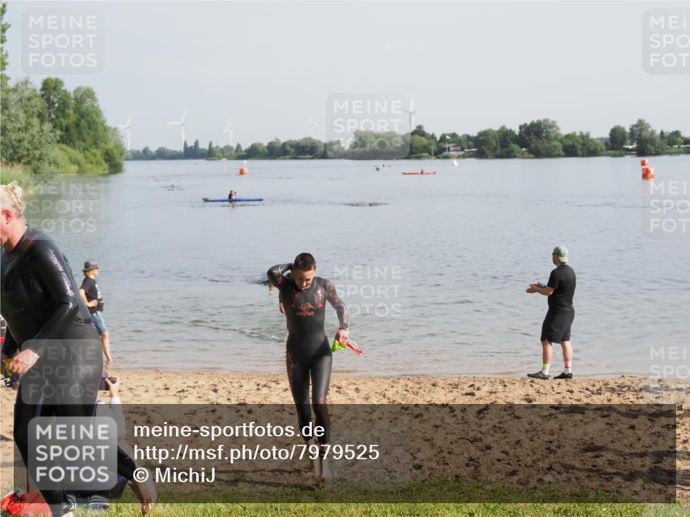 21.06.2025 - 27. Vierlanden-Triathlon MichiJ http://msf.ph/oto/7979525 15.06.2026 08:58:53 Schwimmen 208, 235, 236 meine-sportfotos.de