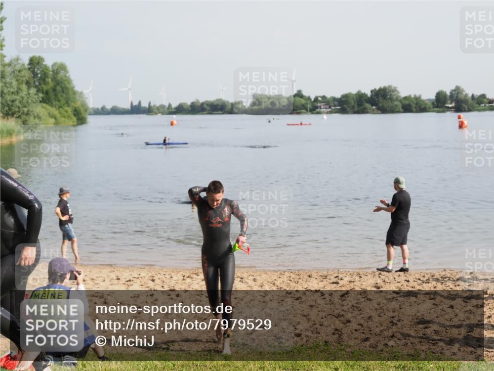 21.06.2025 - 27. Vierlanden-Triathlon MichiJ http://msf.ph/oto/7979529 15.06.2026 08:58:53 Schwimmen 208, 235, 236 meine-sportfotos.de
